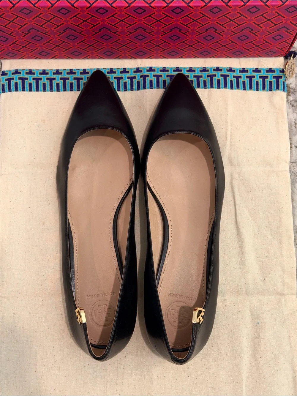 Tory Burch Elizabeth Pointed Toe Ballet Flat in black leather w/Gold Logo Sz 9